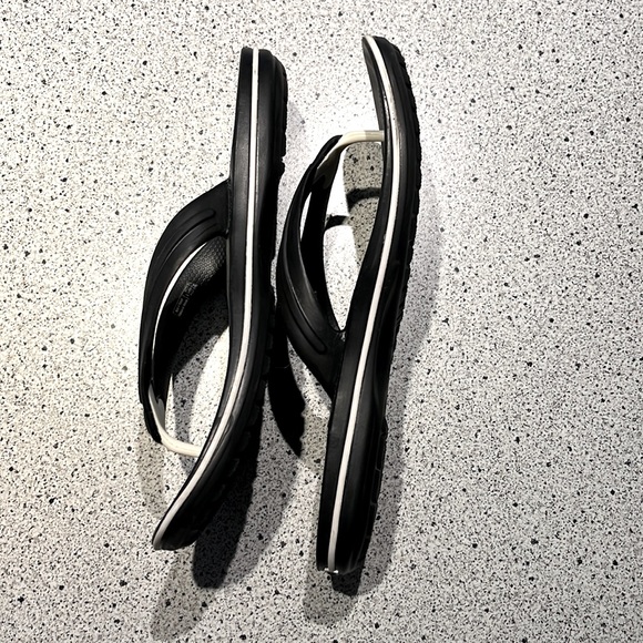 NEW Men’s CROCS Flip Flops Black 11 - Picture 5 of 5